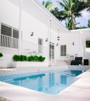 White Cottage Amadeo with Pool and Bonfire